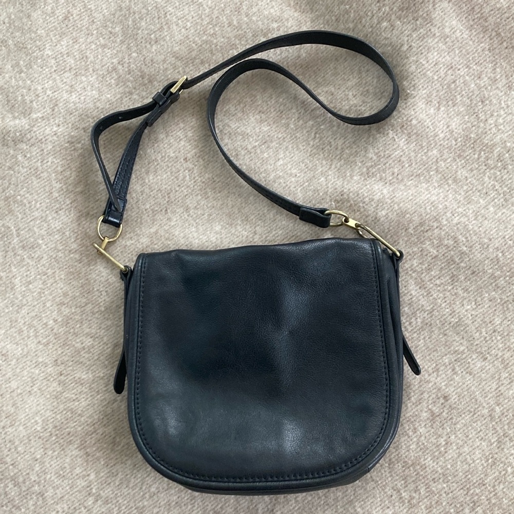 Fossil black leather saddle shoulder bag